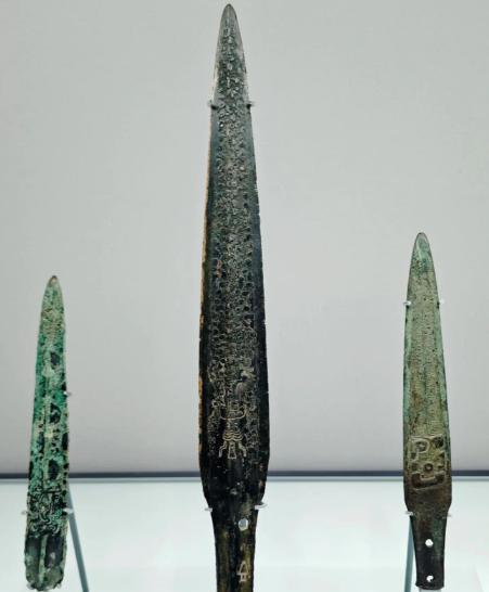中国古代兵器上的花纹只是好看？其实藏着锻造的秘密。逛博物馆看古代兵器时，刀啊