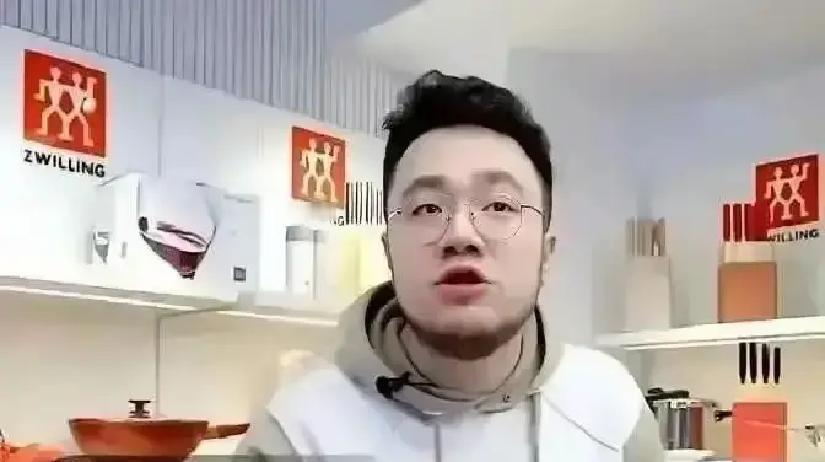 巴图直播月入千万，亲爹英达隔空喊话三次被拒英达在节目里说“尊重孩子沉默”，