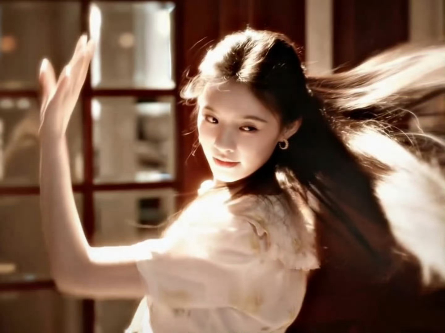 章若楠林允经济上行期的美《冬去春来》把90年代的朝气与温柔拍得好绝，两位女生各