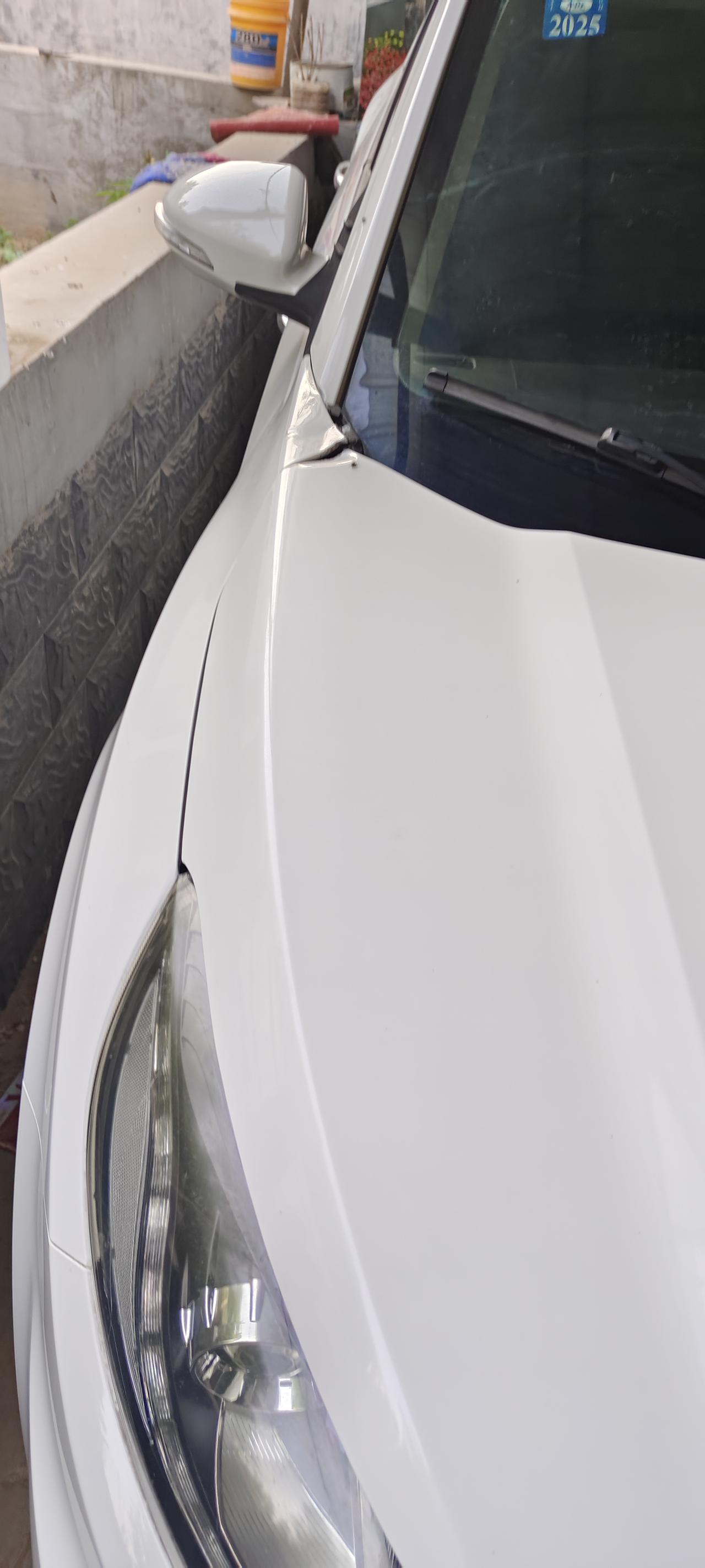 这是咋回事谁能告诉我，开引擎盖的时候，引擎盖会把这个角顶起来