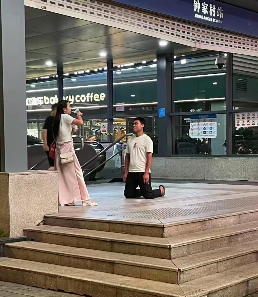 这女的何德何能，能让一个男的甘愿下跪哀求？人家也一脸不屑，喝着牛奶。我想说，