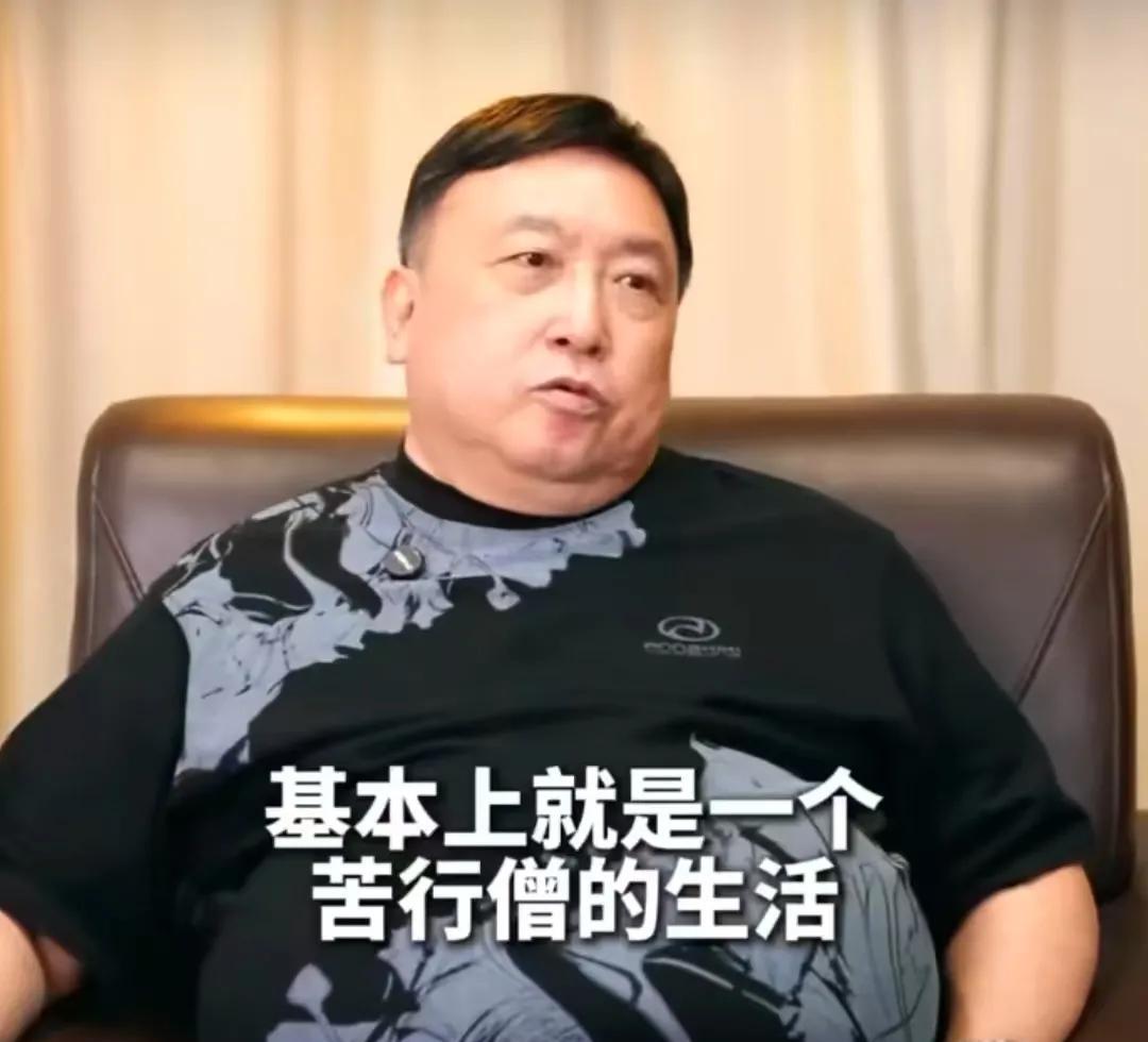 王晶爆料刘德华是为了老婆和女儿才开始吃素，自律生活习惯好比苦行僧。王晶说每次和刘