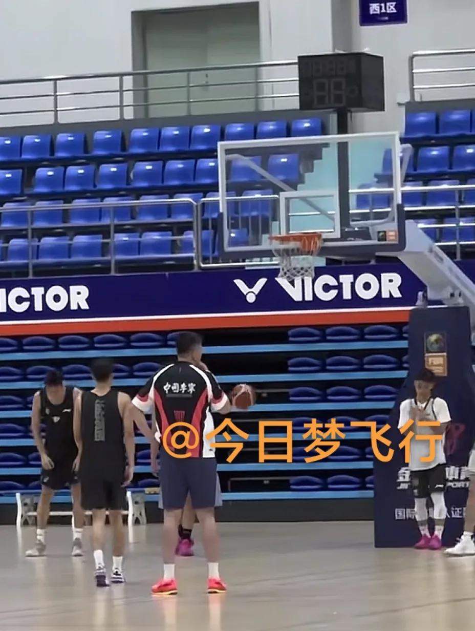 今天下午，广东队在海大体育馆踩场训练，徐杰已与球队会合参加训练！虽然离开赛还有