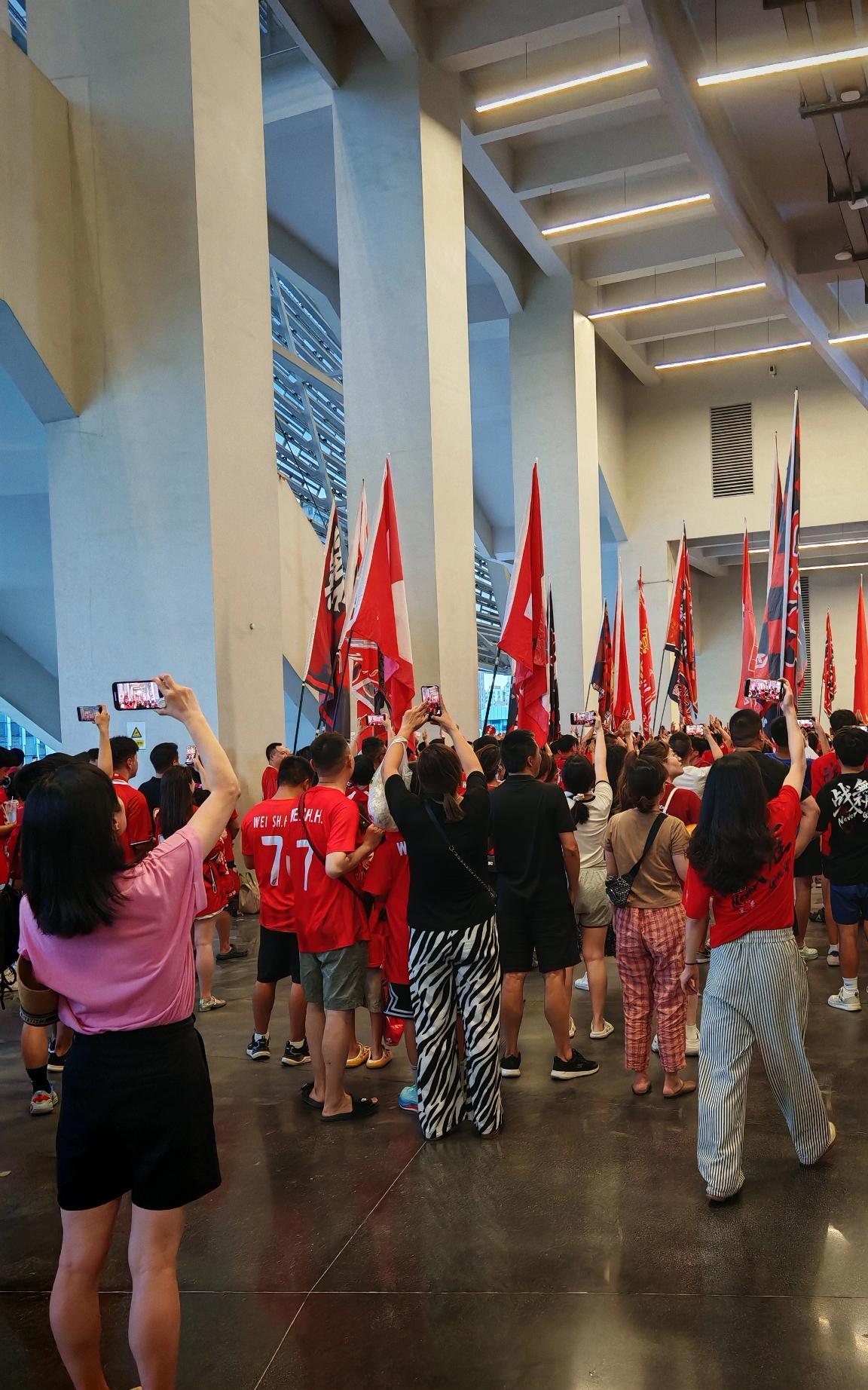 成都蓉城球迷又该到了抢票时，主队成都蓉城结束了十天三个客场之战，九月三十日将回主