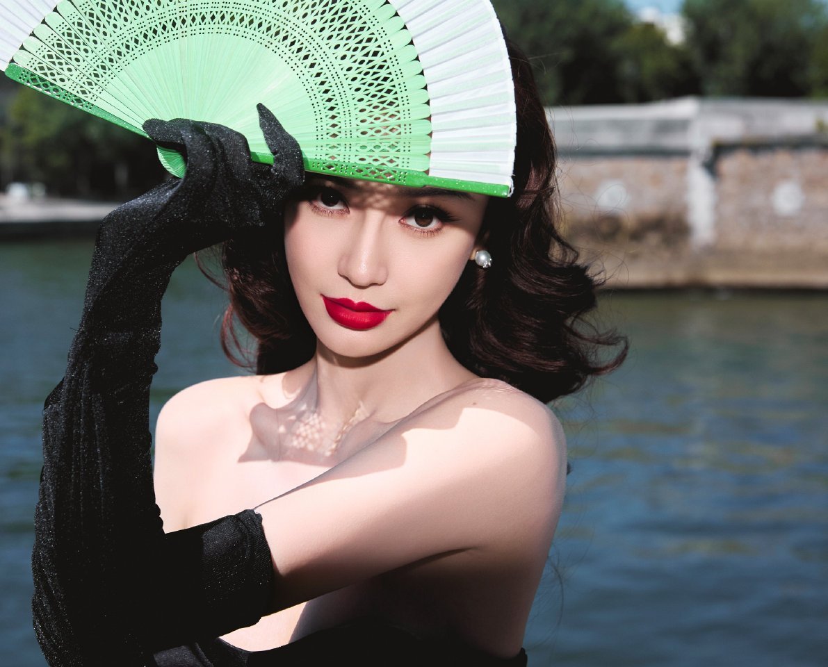 angelababy｜杨颖绿扇红唇黑裙蓝天好舒适的色彩搭配！