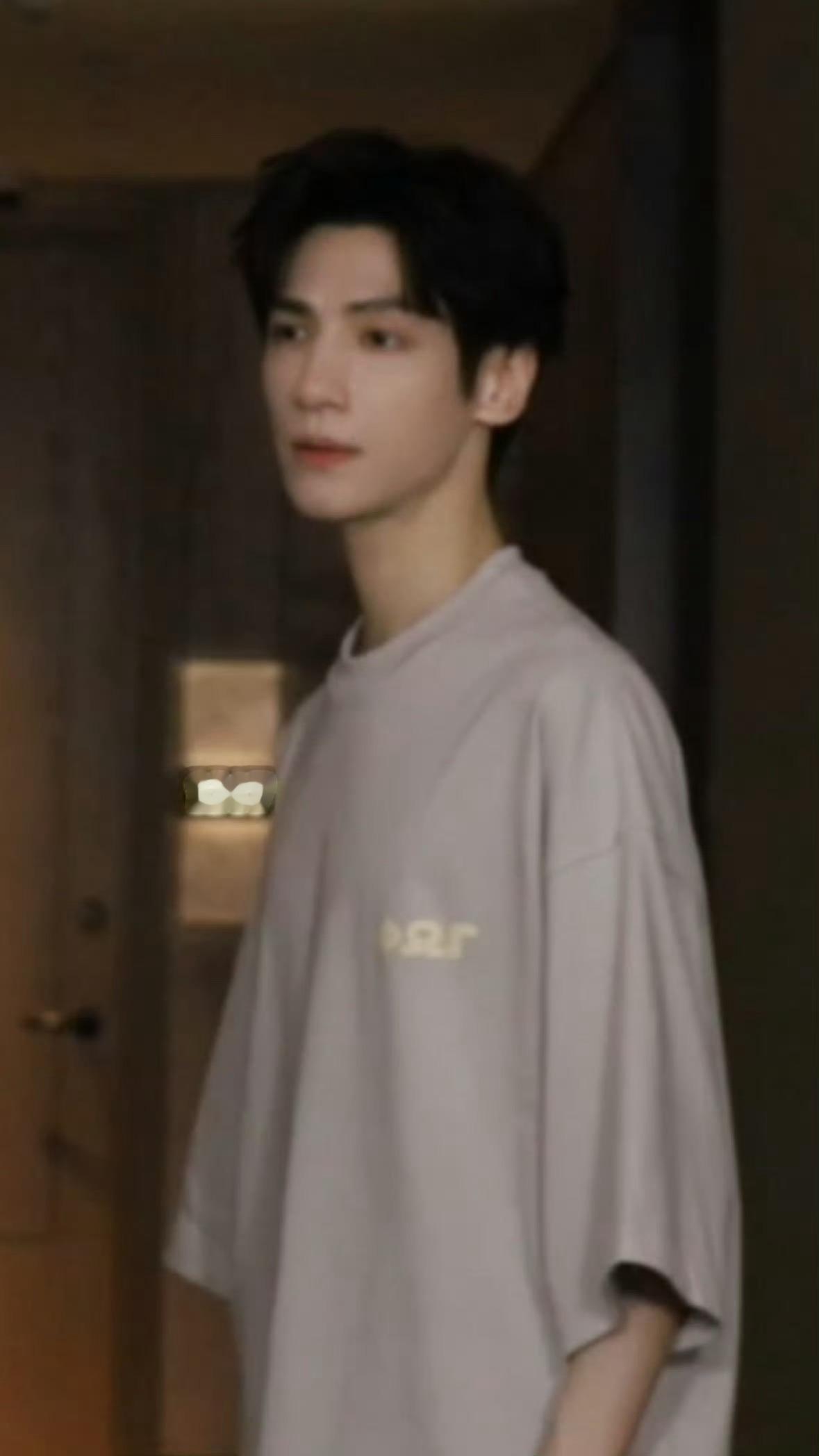 妈耶竟然是同一套衣服吗但是看过罗云熙本人的都知道图一更接近罗云熙真实肤色啦完全