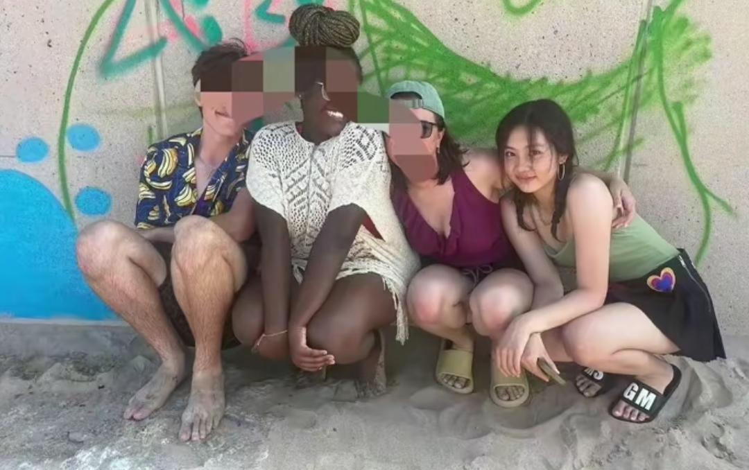 黄多多出国大变样，与外国人穿着性感泳衣，连眼神都变了。对比之前演的话剧，看起来温