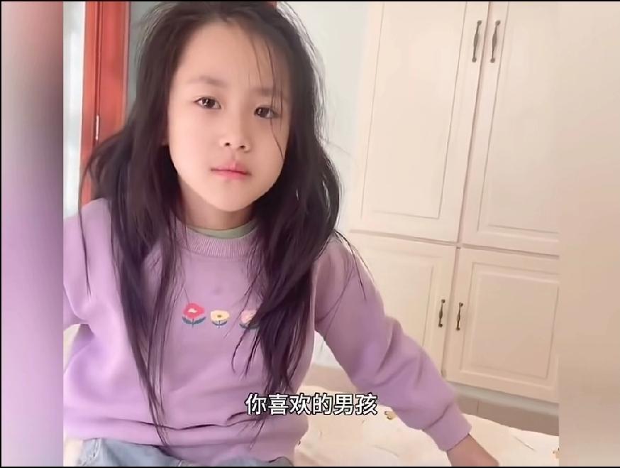 合适吗？妈妈谈论八九岁女儿喜欢的男孩太丑一个妈妈跟女儿很认真地讨论，对女儿说