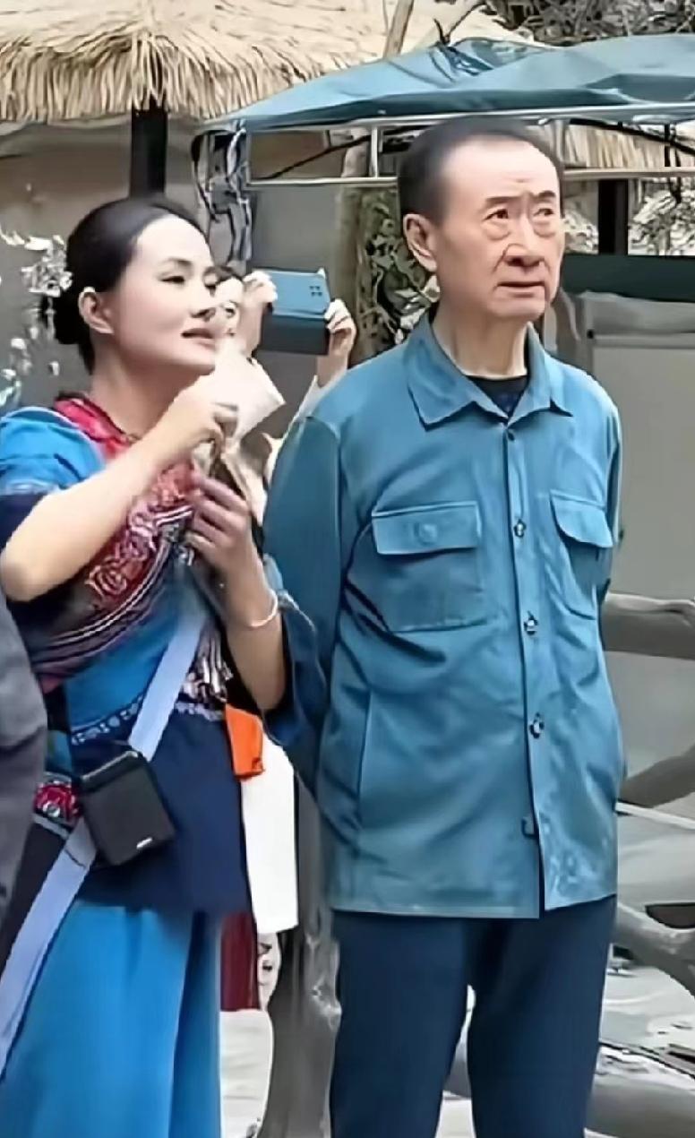 71岁王健林还在熬债，外套顶我一年工资？他真有这闲钱？最近老刷到有人说王健林