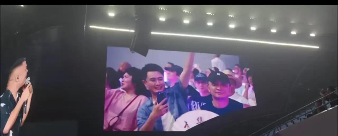郭德纲去看小岳岳演唱会不奇怪，因为人家是师傅扶持徒弟，谭晶去看岳岳演唱会也不奇怪