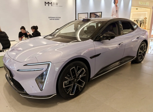 20出头轿车怎么选阿维塔06有增程有纯电，第一辆车感觉增程更方便，另外感觉阿维