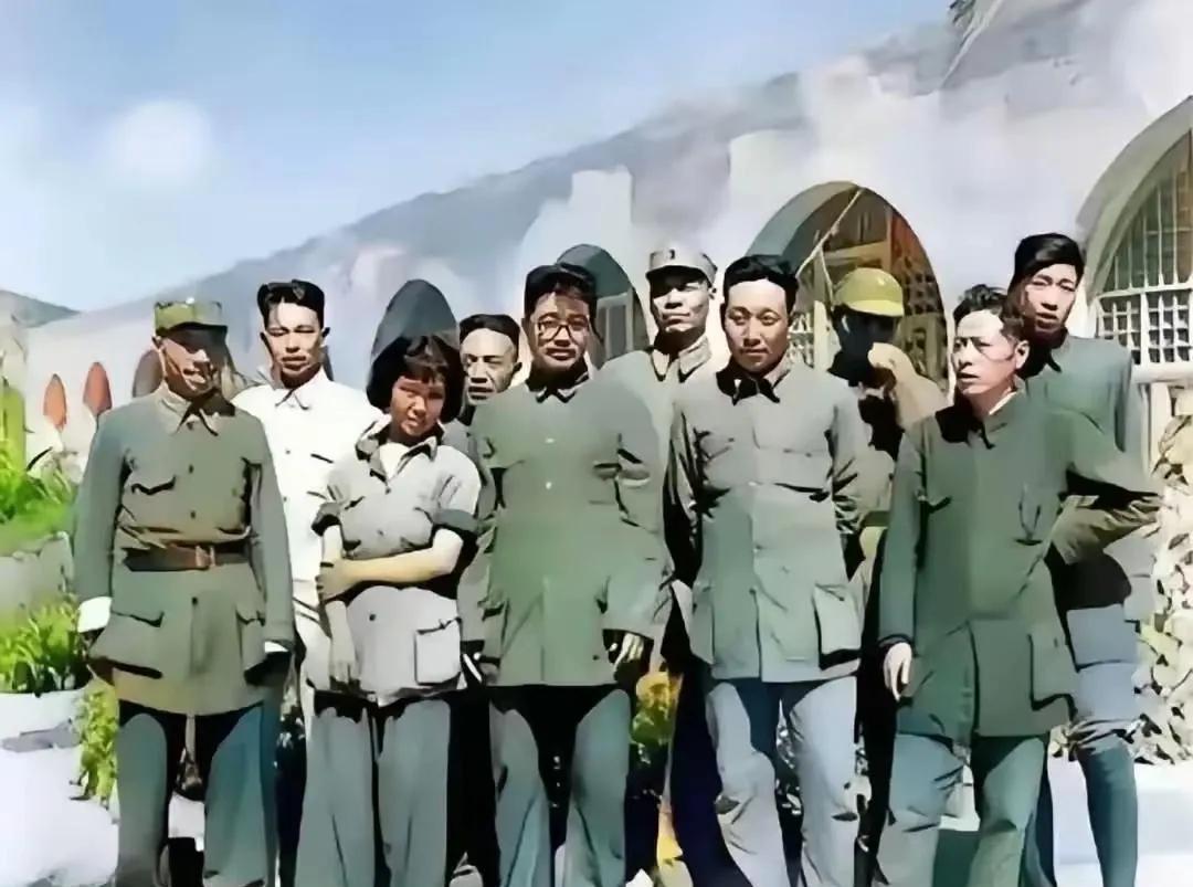 1942年，贺龙元帅和夫人在延安的婚礼现场，众人身着盛装，唯独新娘薛明挽着袖子，