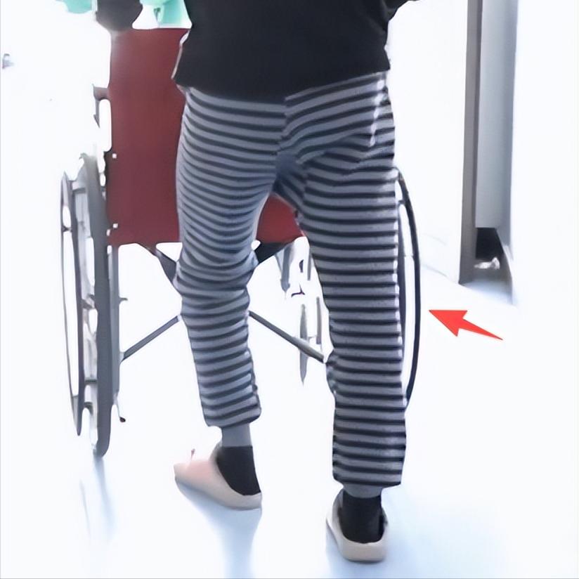 偏瘫走路腿不会弯？我来帮你解决！ 1.被动屈膝训练患者平躺在床上，然后辅