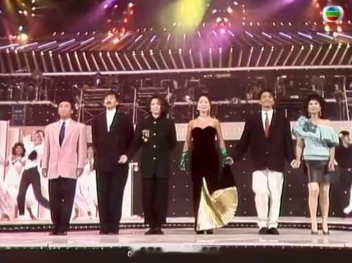 【邓丽君过世那年，梅艳芳为她唱了这首歌】邓丽君与梅艳芳，相差十岁。一位是歌坛前辈