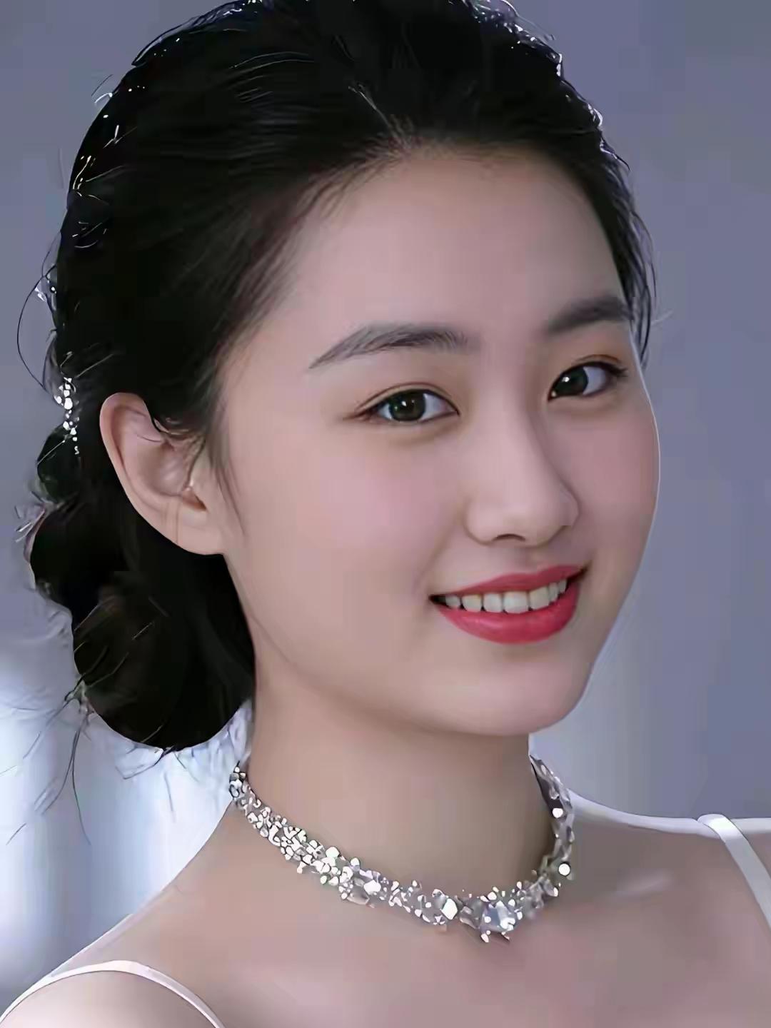 优雅微笑，闪耀项链，女神气质满满！💄✨