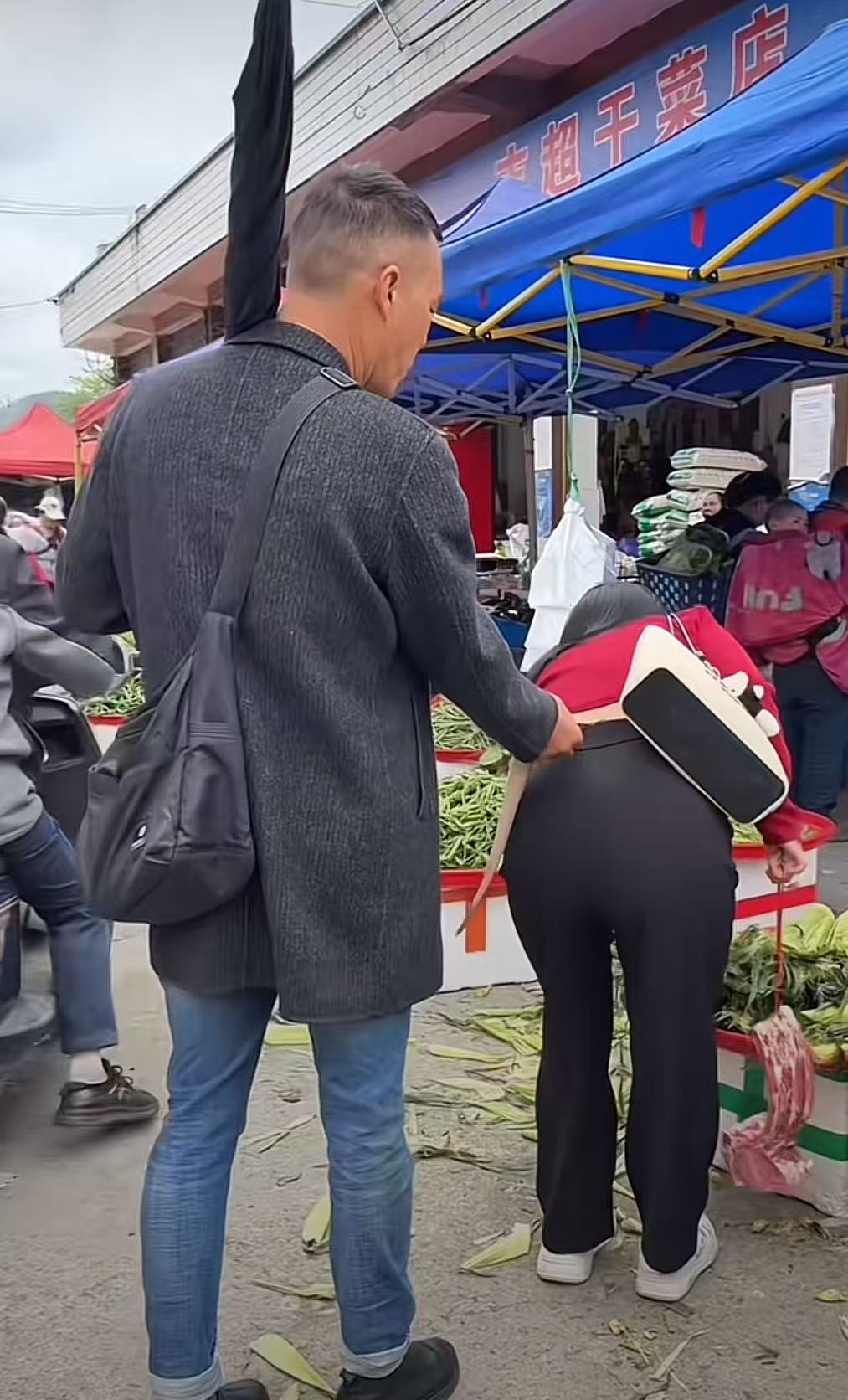 大叔你这动作真的礼貌吗？