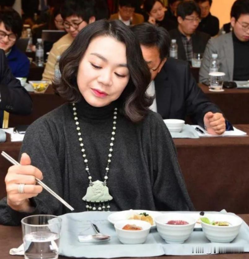 2014年，一架从美国飞往韩国的飞机的头等舱中，一个名叫赵显娥的乘客，向空乘人员