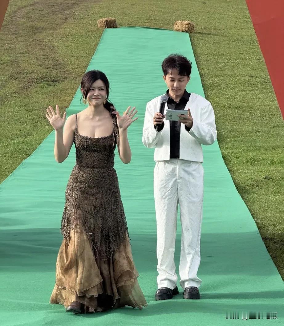 陈妍希和陈晓结束了8年婚姻，离婚后的她状态超棒没受到任何影响。4月份运动时扭伤脚