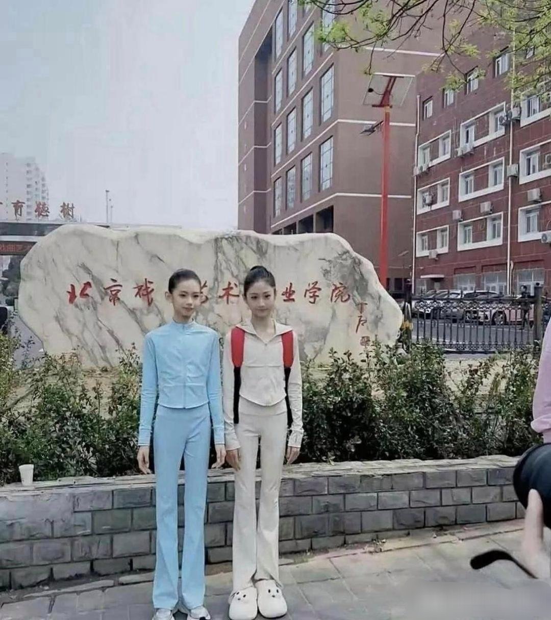 北戏招生现场，这俩小姑娘颜值绝了！