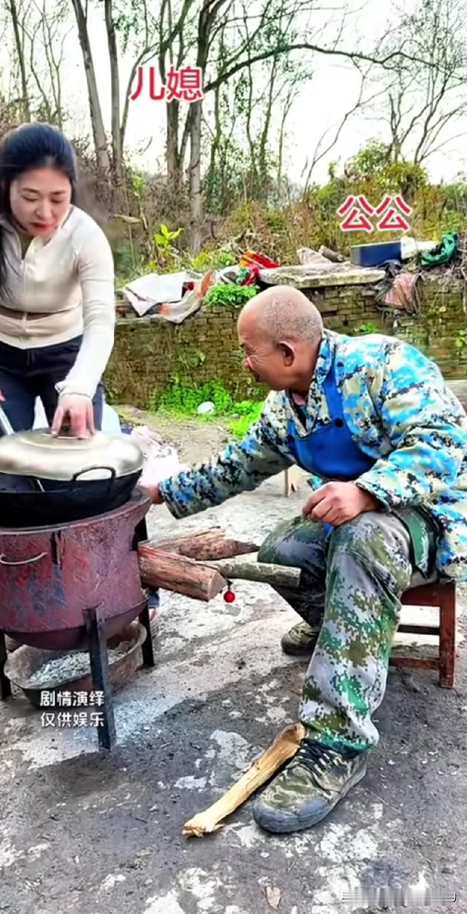 瞧这一幕，儿媳在灶前炒菜，公公在一旁帮忙烧火。谁料这公公居心不良，竟伸手去摸儿媳
