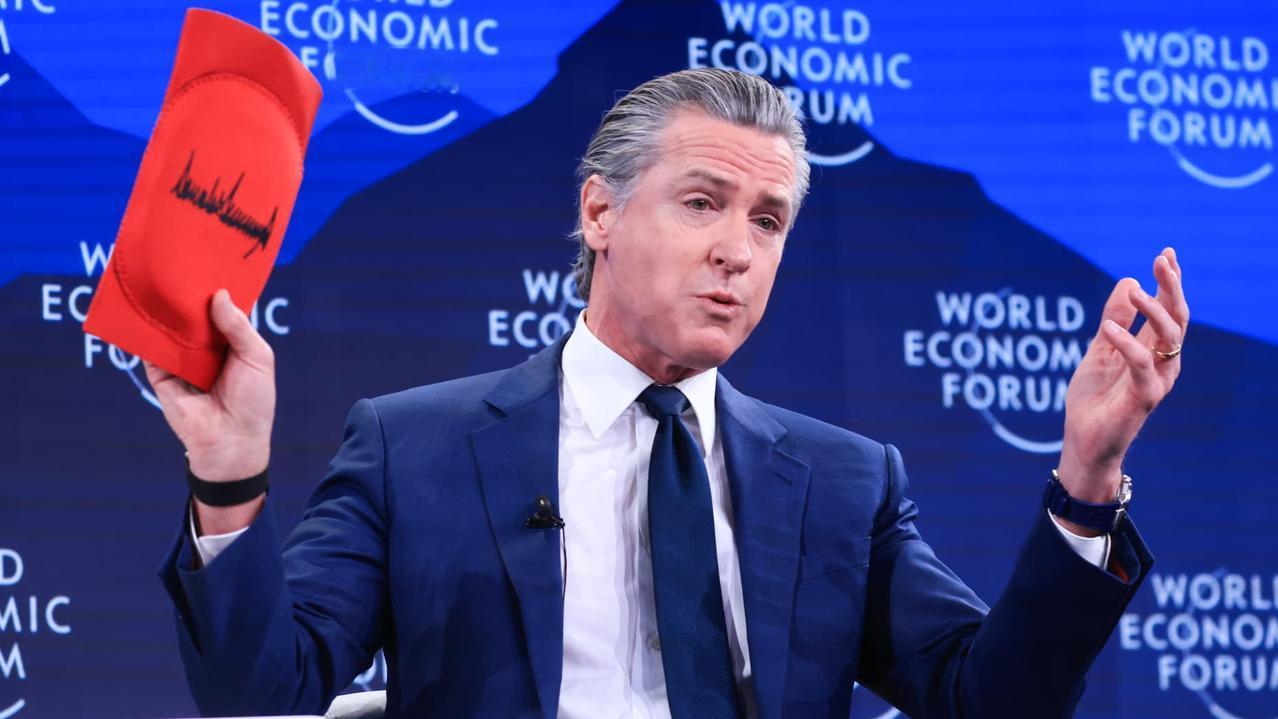 加州州长公开带货“跪特朗普护膝”1月22日，美国加州州长纽森在一场论坛活动上