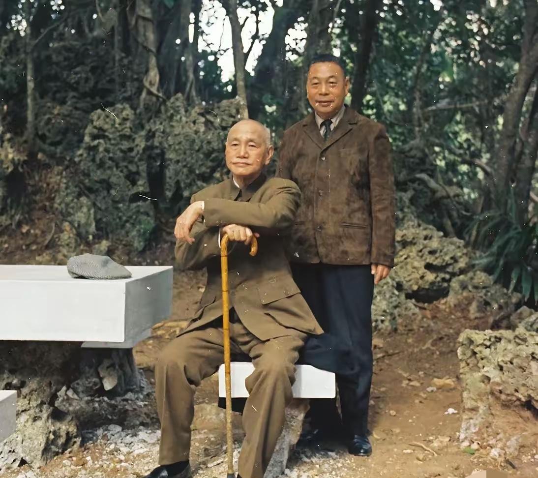 蒋氏父子一张合影！蒋中正的皮鞋，没有脏过，一直都是锃亮锃亮的！