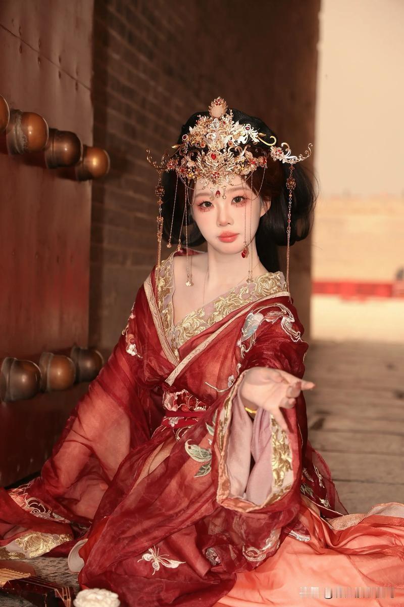 三国时，曹操的谋士荀彧有个堂姐妹叫荀采，她初婚嫁给了一个阴姓男人。没两年这倒霉催