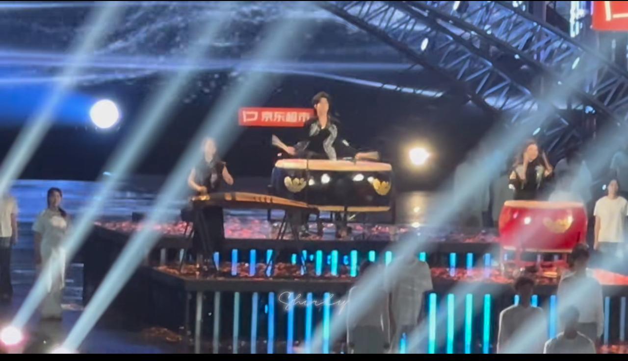 太卷了吧！陈楚生竟然打鼓🥁唱《将进酒》。还有他不会的吗？他还会打鼓🥁。