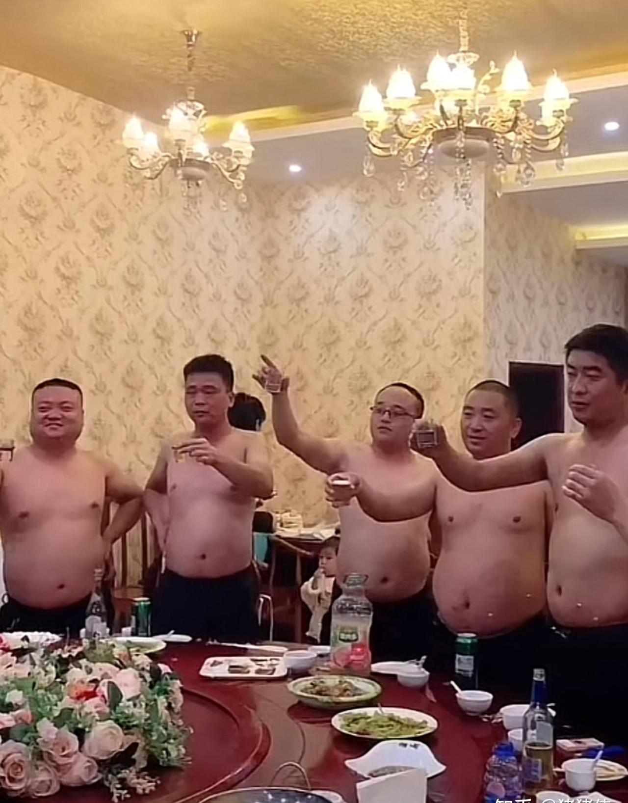 有人问为什么很多小姑娘喜欢大叔，其实小姑娘也不瞎，就算喜欢大叔，也是喜欢像
