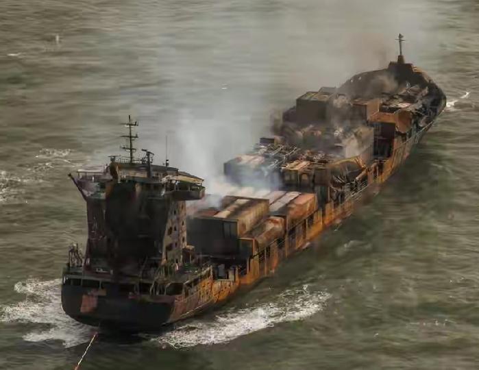 印度装过头了，油轮被伊朗炮击，4月18日，在过境伊朗霍尔木兹海峡时，印度还把印度