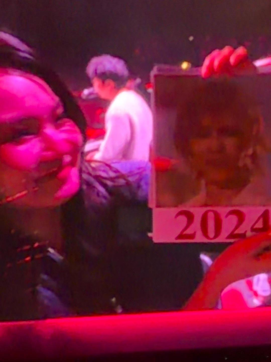 华晨宇这一秒过火演唱会的设计每次都有新惊喜，这次的光影运用特别大胆。在他脱衣的