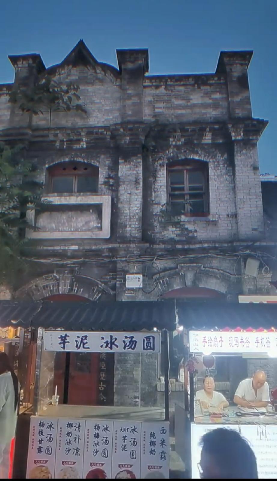 众多游客，天天从这栋楼门口过，没人知道它是干嘛的。洛阳老城西大街121号。一