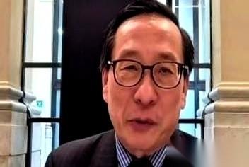 英国记者把话筒往前推了推，镜头对准了中国教授高志凯。问题很直接，甚至带着点刺：