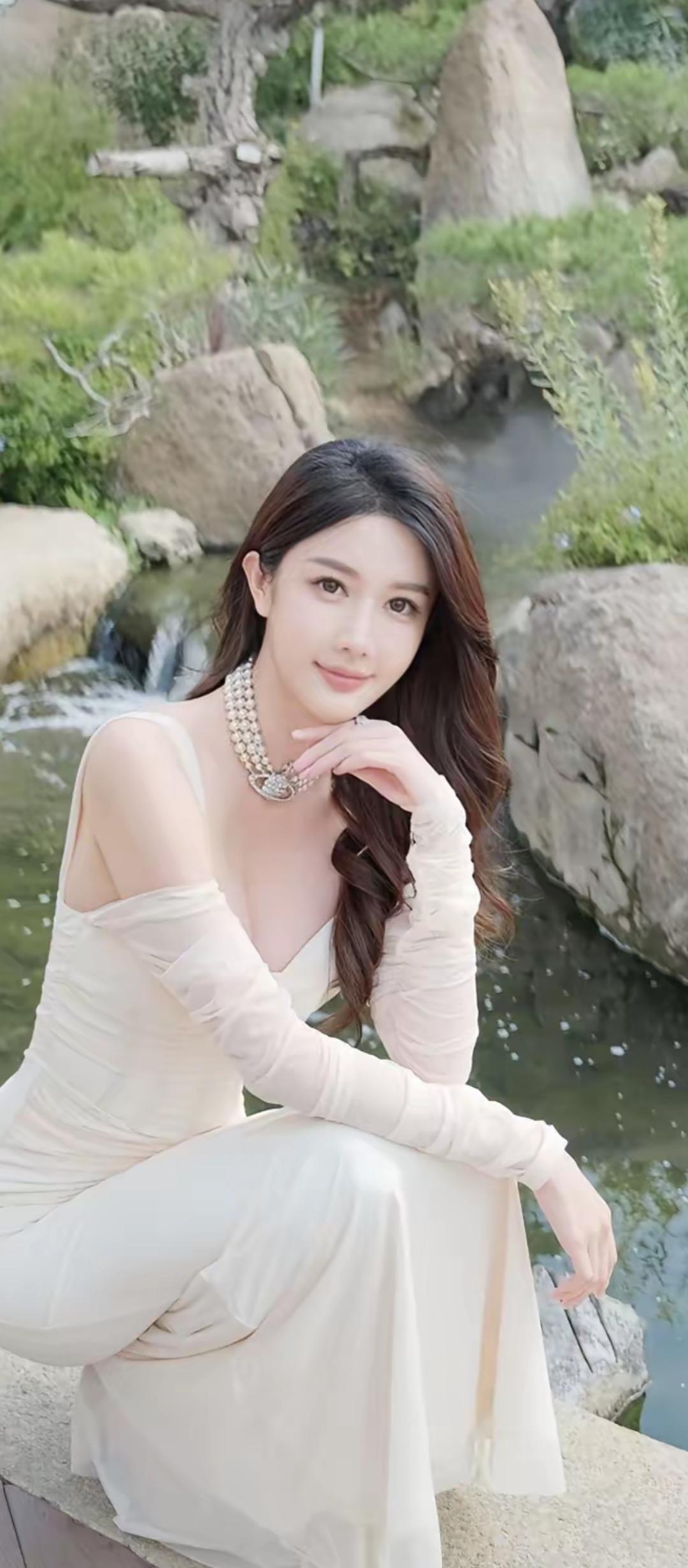 玉人倚石坐，清泉映月明。