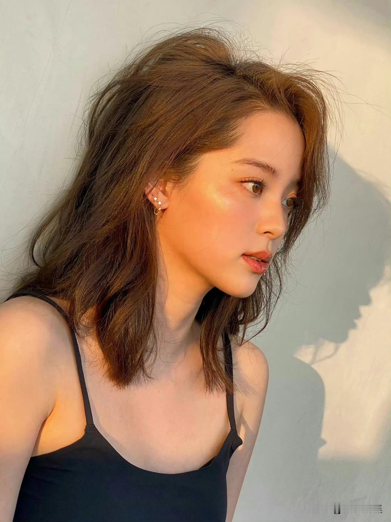 欧阳娜娜黑吊带氛围感写真！温柔甜妹气质直接拉满欧阳娜娜这组黑色吊带写真氛围感绝了