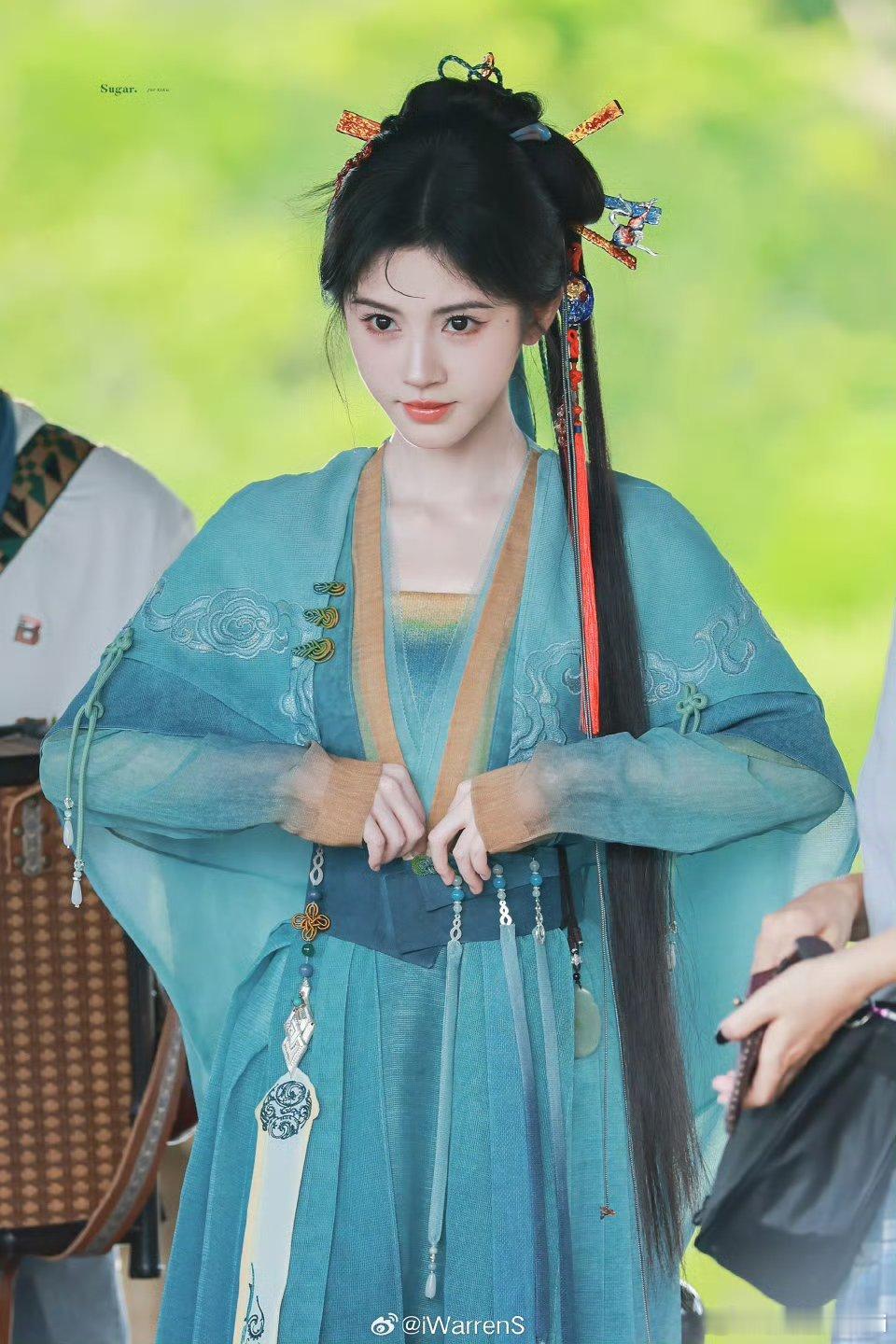 蓝色阿黛鞠婧祎站在那就跟小手办一样哈哈哈​​​
