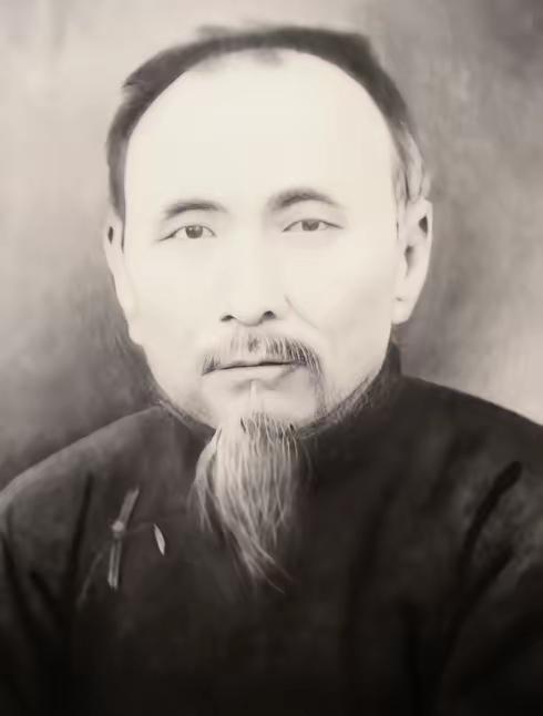 1935年，66岁的孙中山保镖被日本人囚禁，特务端来断头饭，谁知他淡定的啃完鸡腿