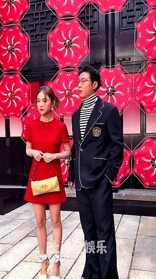 看热闹的都散了吧。两人刚被拍到在悉尼海边，窦骁全程当保镖，何超莲冲浪他比救