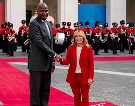 这大概是外交史上最离谱的“最萌身高差”了吧！1米6的意大利总理梅洛尼站在2米2的