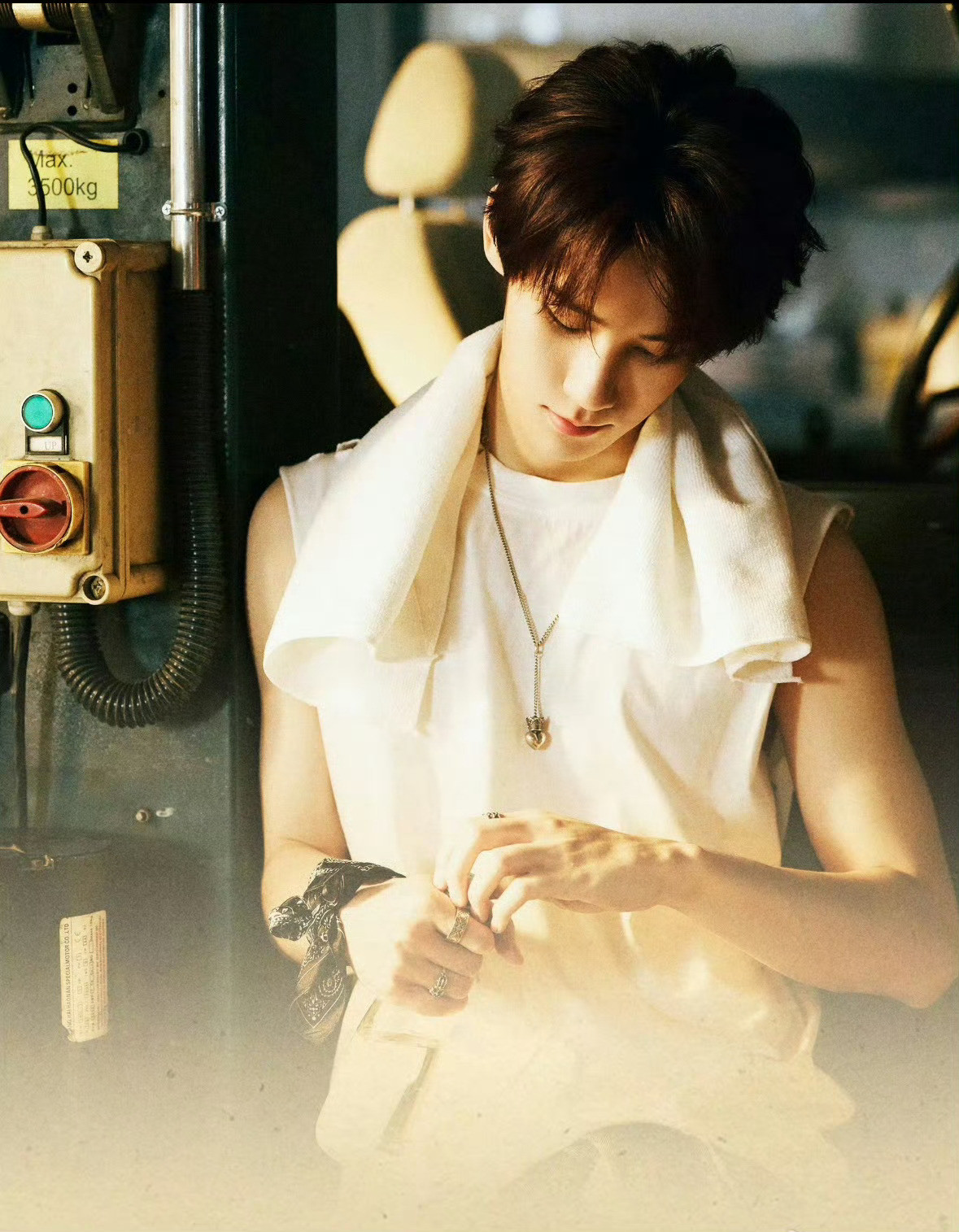 时代少年团演唱会剧照海报随随便便一张剧照，张真源就把质感拉满了——棕调皮衣衬着暖