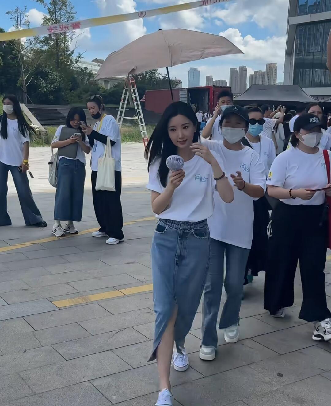 看到毛晓彤近况忍不住惊叹：这状态说80斤真的不夸张！镜头里的她纤瘦却不干瘪，五官
