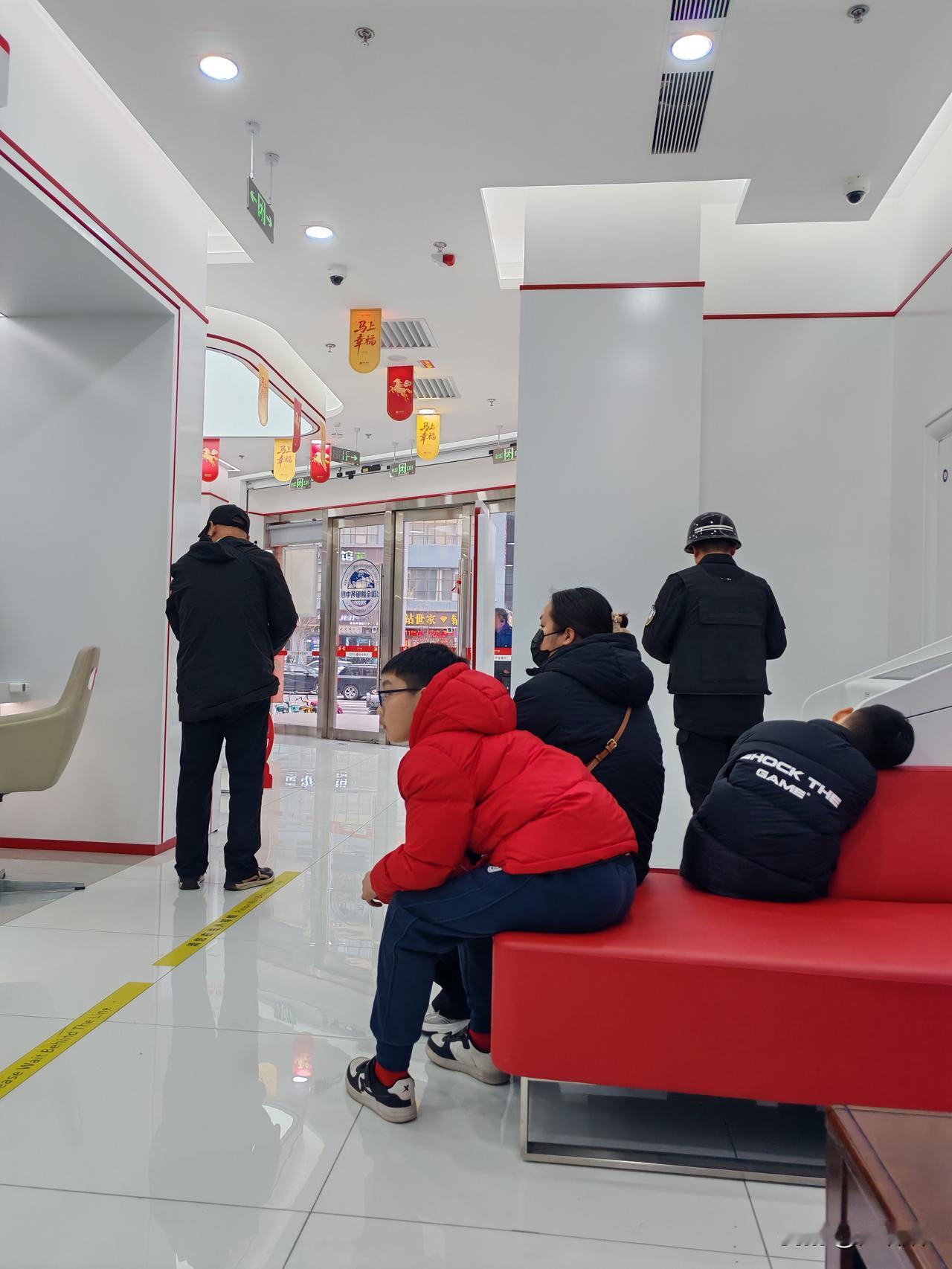 2月26日，坐标西安。昨天我中信银行有一笔定期储蓄到期，我去了北门外的那家银行办