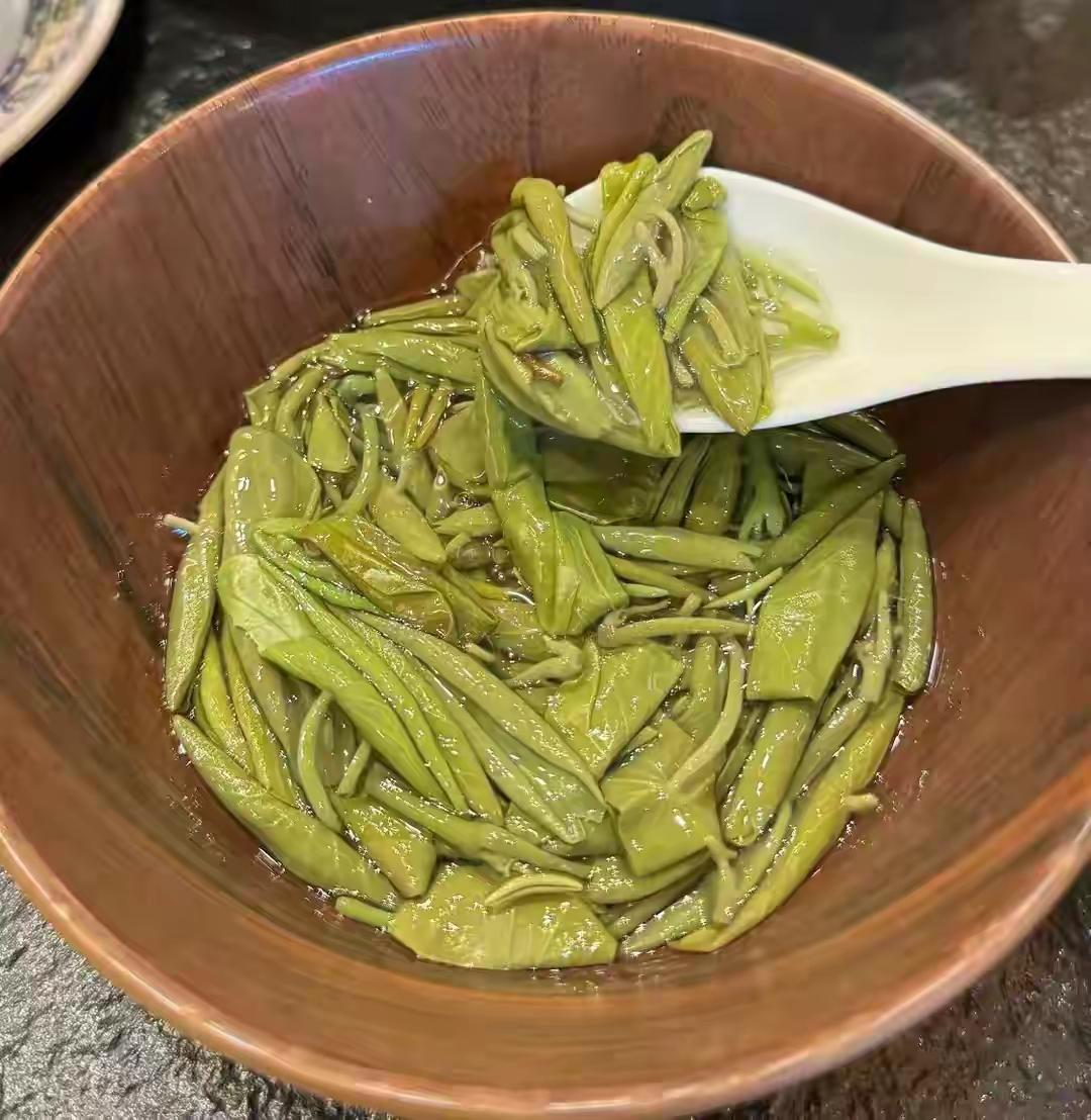 江浙沪地区吃茶叶真有这么回事，我是亲眼见过的。那是八几年，在苏州旅游，在公园里