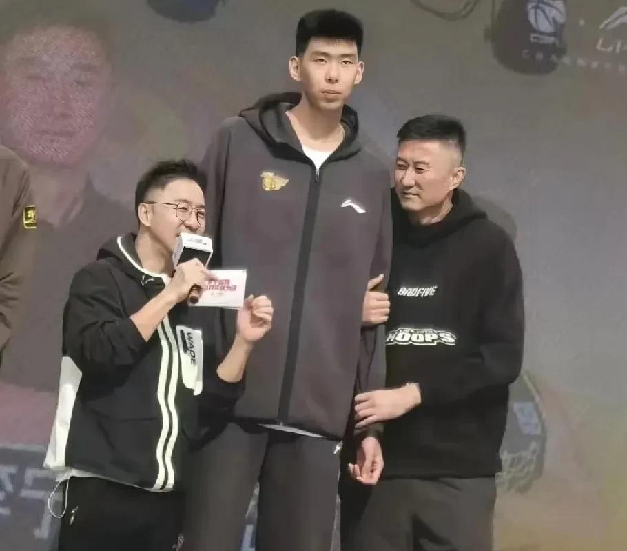 许多人总觉得徐昕是快宝，殊不知他只有226的身高！本赛季是徐昕进入CBA联赛的