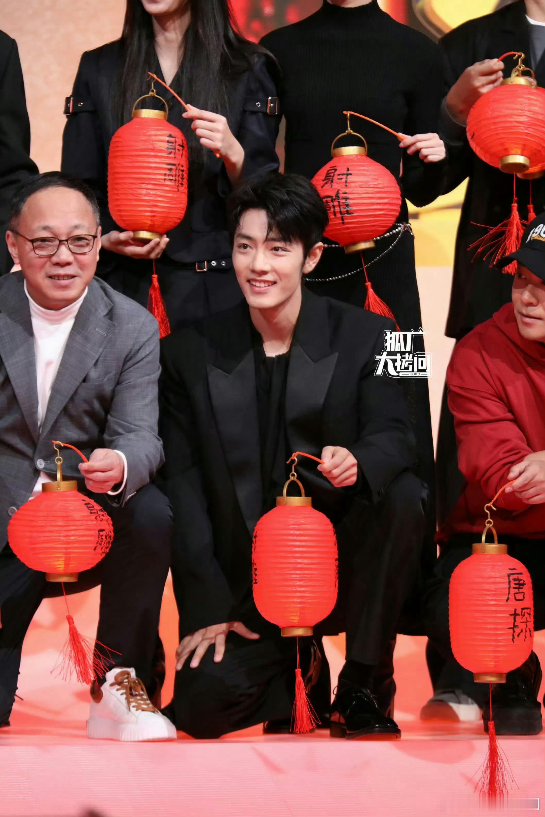 你就是春风，不停吹动着我的心。这身黑色西装造型超级帅呀！肖战热力值破四亿◎向全世