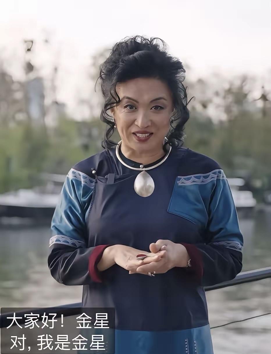 金星这也太吓人了，以前看金星秀的时候，感觉她打扮的还挺正常。怎么现在有一种