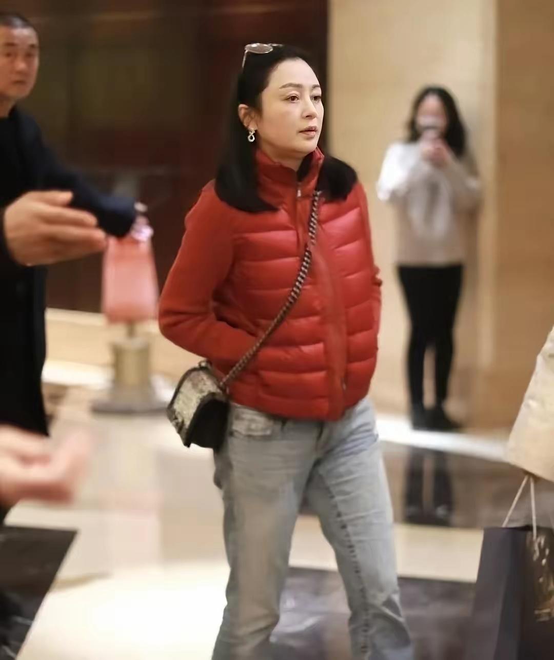 近日网友在机场偶遇56岁的陈红和73岁的陈凯歌。两人都是休闲风打扮，陈红背着爱马