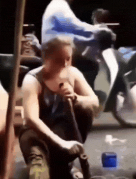 不听劝啊！一外国女子出来旅游见啥都好奇。看见路边一大爷坐在路边抽“旱烟”，她还