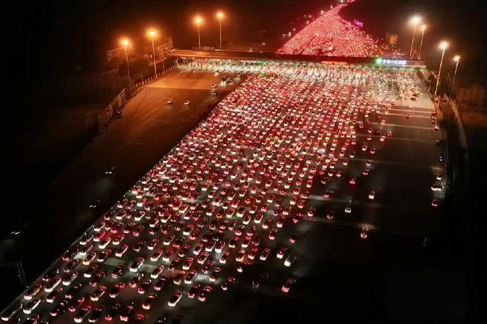 随便一个返程高峰就能形成车流海啸，中国的“大”撑破了很多概念。不信你去刷刷最