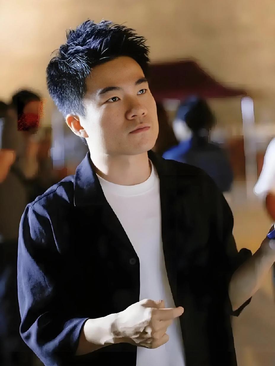 真搞不懂，网上怎么这么多人跟风黑董宇辉！一群墙头草毫无主见，别人骂他就跟着骂